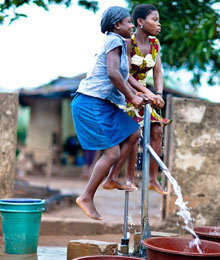 Women using a water pump in Côte d’Ivoire