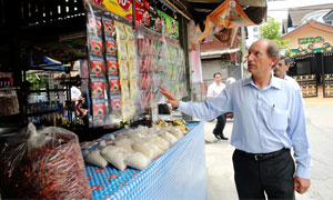 Paul Bulcke, Nestlé Chief Executive Officer, visiting a market stall in Thailand