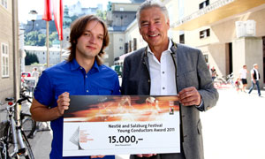 Young Conductor's Award winner Ainars Rubiķis (left) with Nestlé Chairman Peter Brabeck-Letmathe (right)
