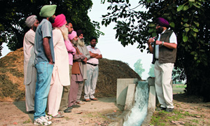 Nestlé agronomists and Indian farmers discuss sustainable water management