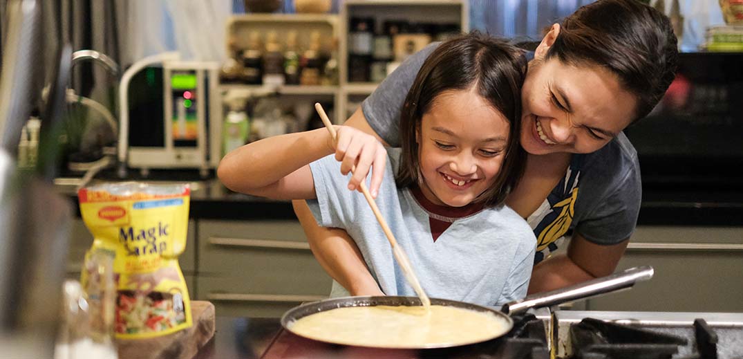 2020-hyr-feed mother with daughter cooking