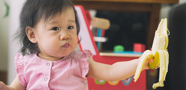 Baby, child chair, banana eats Child, 0-6 months, toddler, sits,  Lächtzchen, drools, bowl, hunger, fruit, meal, nutrition, kitchen, kitchen  table, health, temper, helplessly, vigorously, development, independence  Stock Photo - Alamy