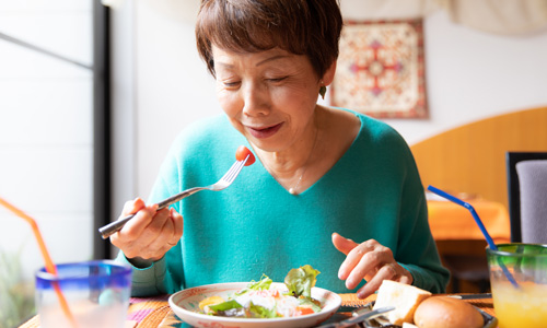 csv-19-2-3-2-combating-aging woman eating healthy