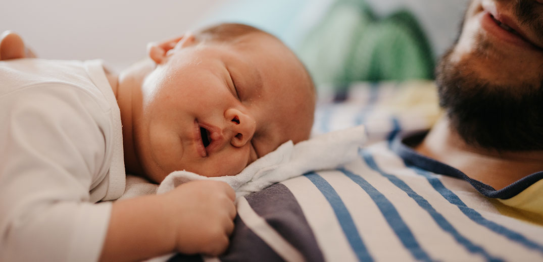 pareental-policy-feed father with baby