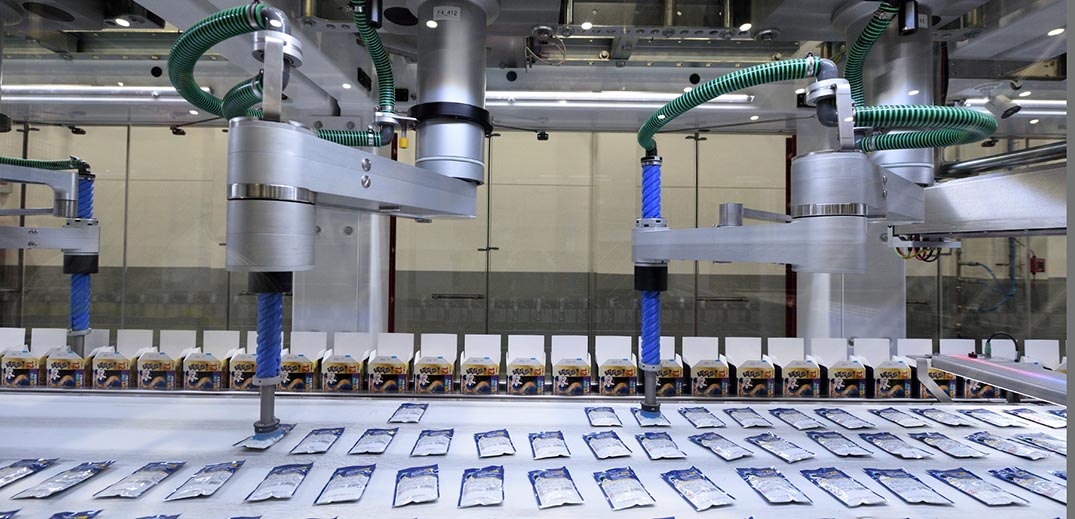 Automated pet food packaging line with robotic equipment in a modern manufacturing facility