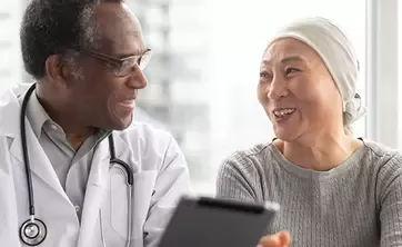patient is talking with the doctor