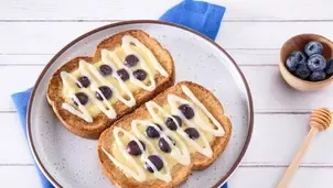 La Lechera and blueberries on bread