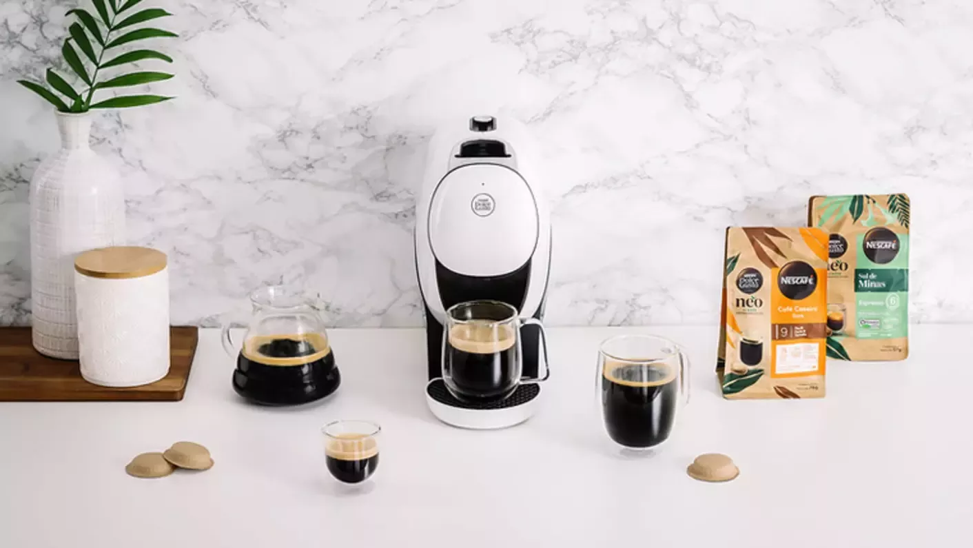 Nescafé Dolce Gusto Neo coffee machine and pods