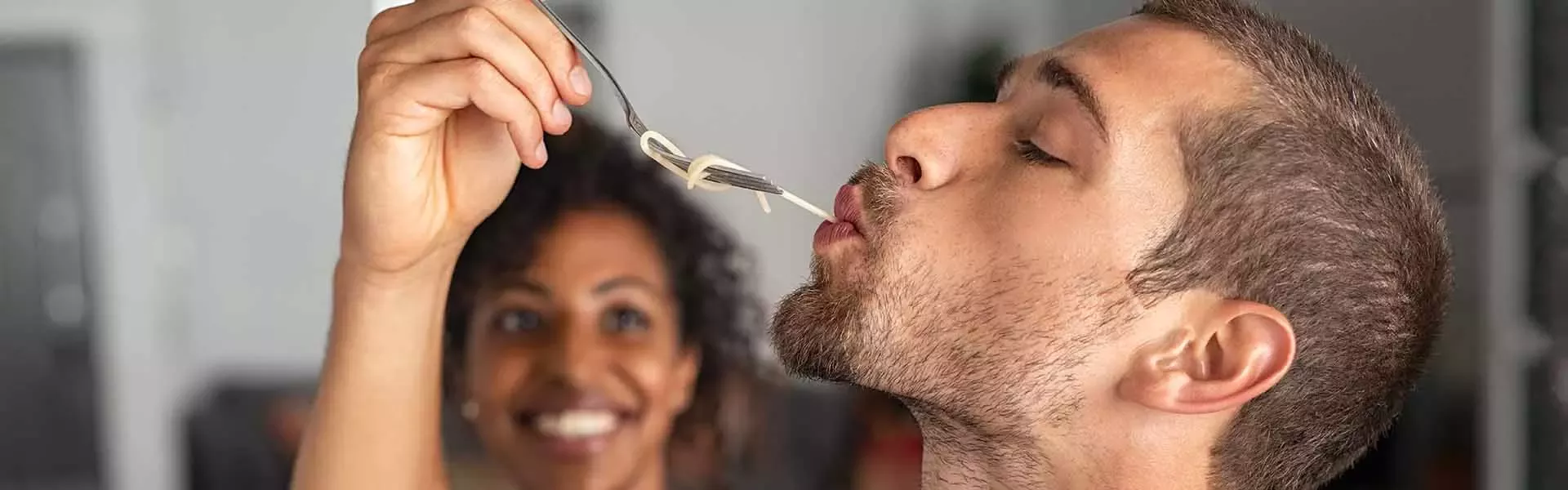Man is eating spagetti