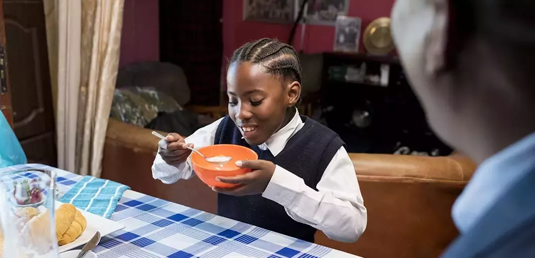 girl having breakfast