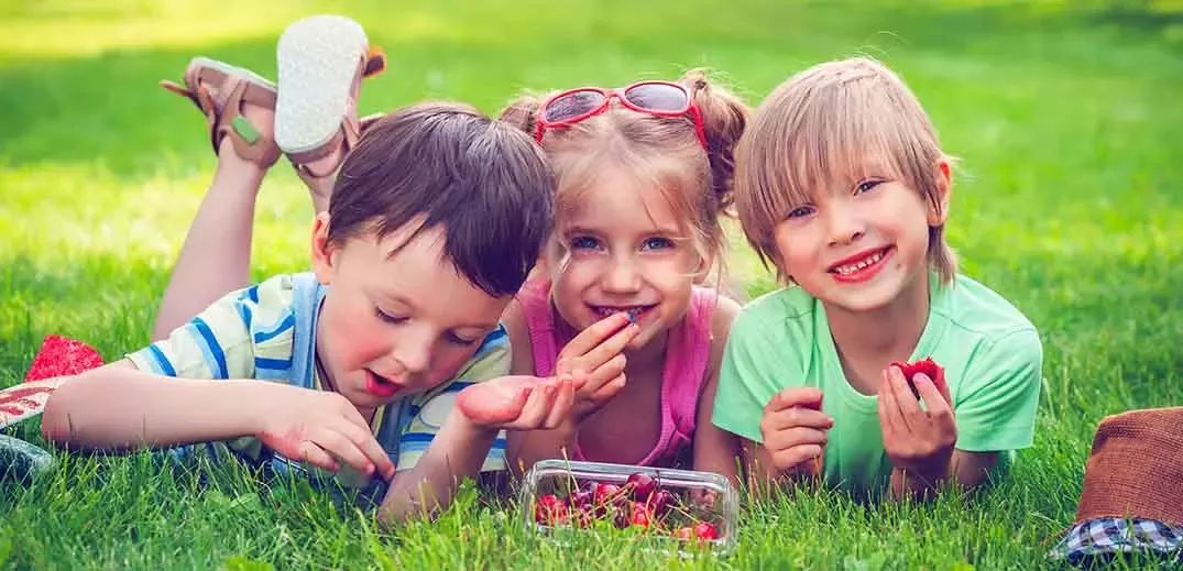 kids eating berries