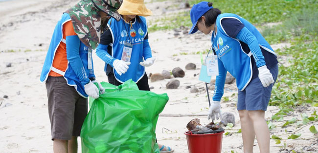 employees participate in ocean clean-up activities